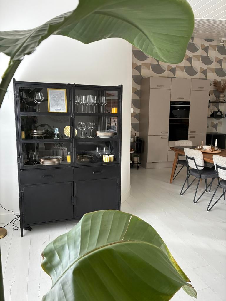 Vitrine kast Eleonora, Huis en Inrichting, Kasten | Vitrinekasten, Ophalen of Verzenden, Zo goed als nieuw, Metaal, 150 tot 200 cm