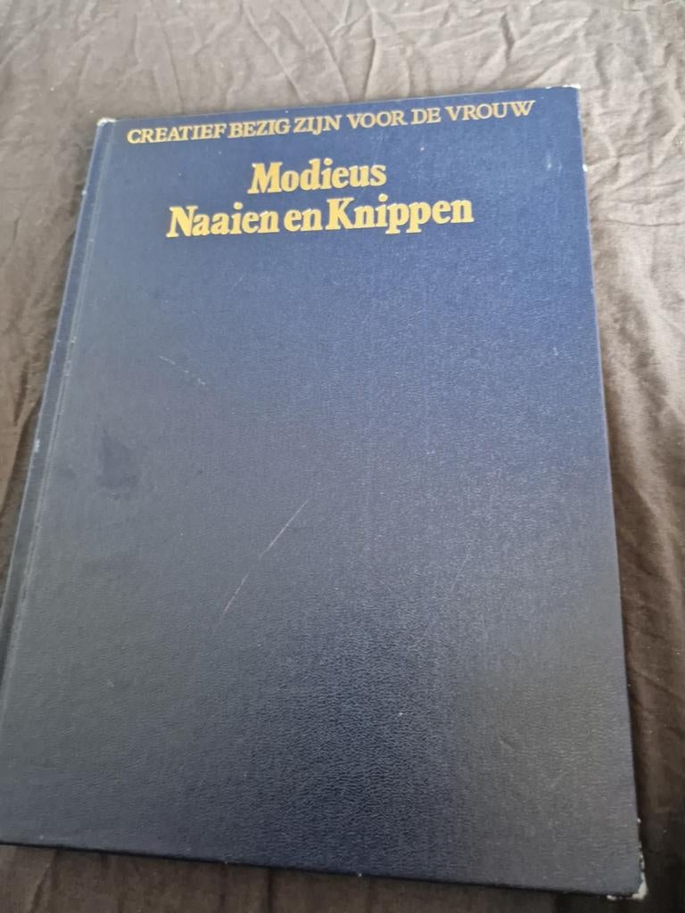 Modieus Naaien en Knippen - Creatief bezig zijn voor de vrou, Boeken, Ophalen of Verzenden, Gelezen, Borduren en Naaien, H.C.M. Kroon-Alders
