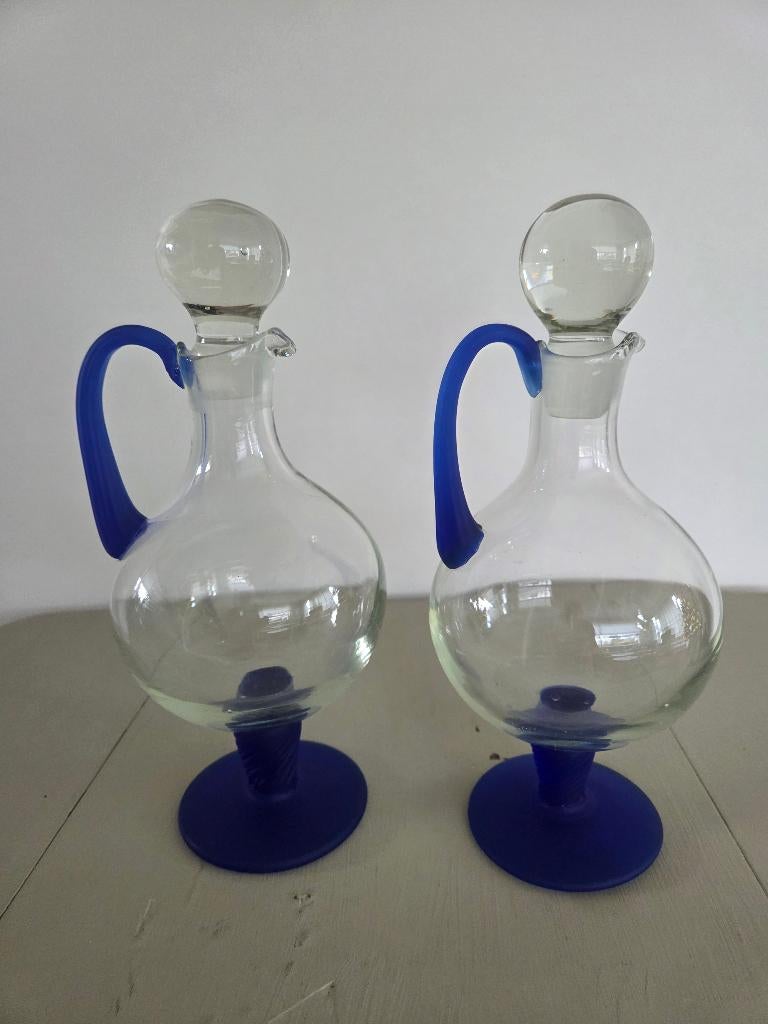 2 glazen karaffen Empoli Italië kobaltblauwe voet en handvat, Ophalen of Verzenden