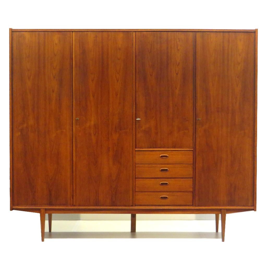 Vintage 4-deurs Scandinavisch design kledingkast in teak, Gebruikt, Teakhout, Vintage, mid century, design, Ophalen of Verzenden