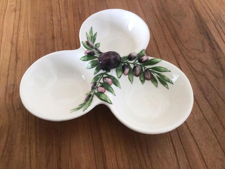 Bassano olijf olijven schaal Barbotine 27 cm - NIEUW, Huis en Inrichting, Keuken | Servies, Nieuw, Schaal of Schalen, Overige stijlen