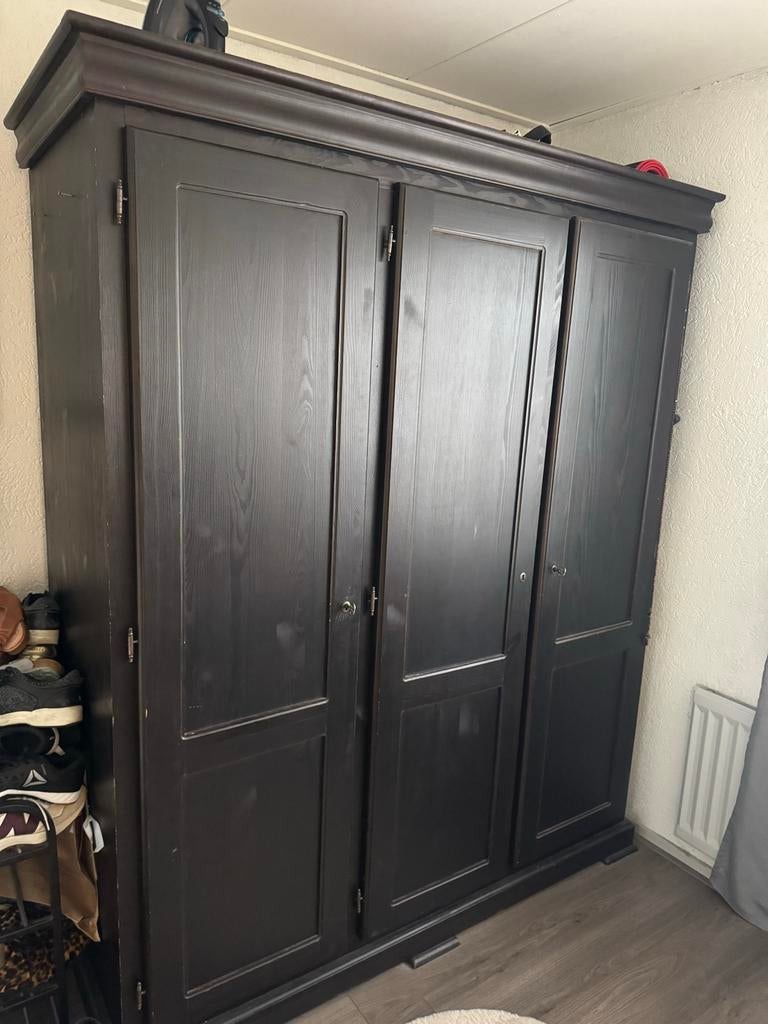 Donkerbruine kledingkast met drie deuren, Ophalen, Gebruikt, 100 tot 150 cm, 200 cm of meer