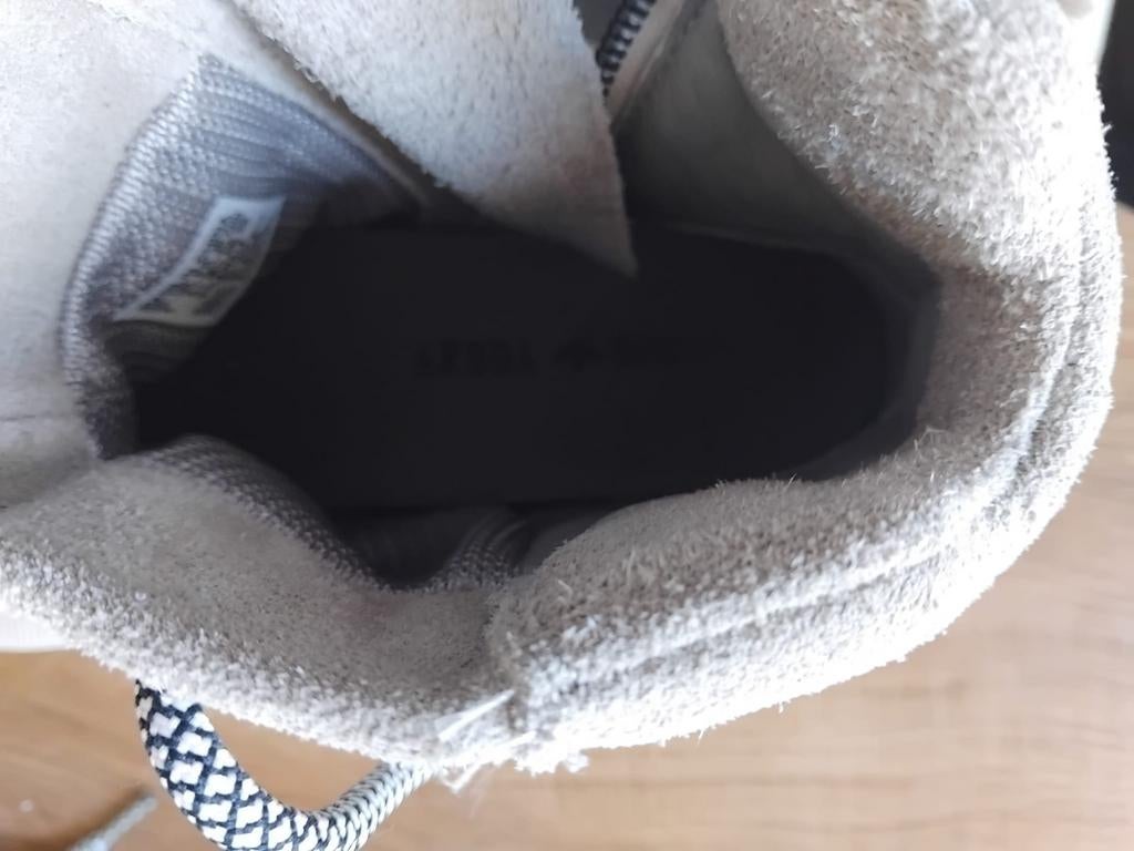 Originele Adidas yeezy Grey Gum maat 38.5., Kleding | Heren, Schoenen, Ophalen of Verzenden, Nieuw, Overige kleuren