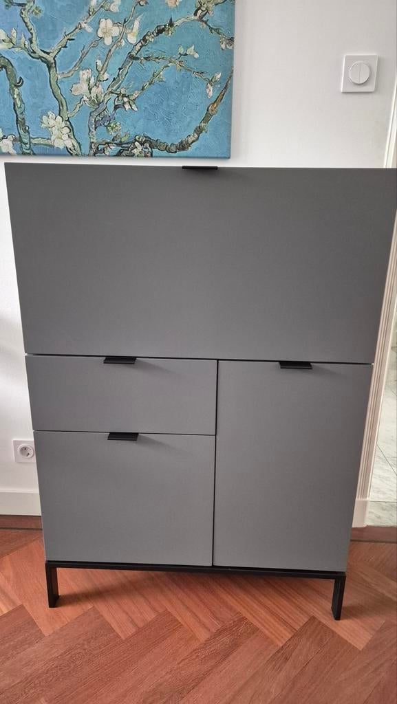 Grijze kast / secretaire van WOOOD met lades en deuren, Ophalen, Zo goed als nieuw