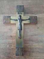 Antiek kruisbeeld met Jezus en symbolen, Antiek en Kunst, Antiek | Religie, Ophalen of Verzenden