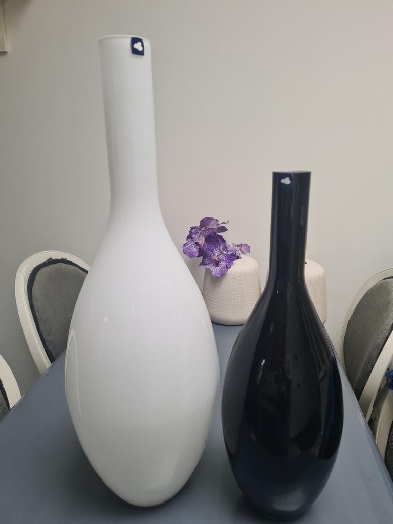 2 Leonardo vazen, wit en zwart, 66cm en 52cm, Ophalen