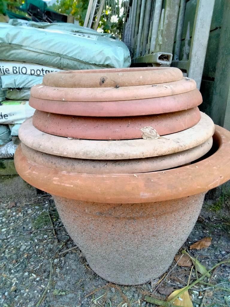 Grote terracotta kleur kunststof bloempotten., Ophalen, Gebruikt, Rond, Balkon