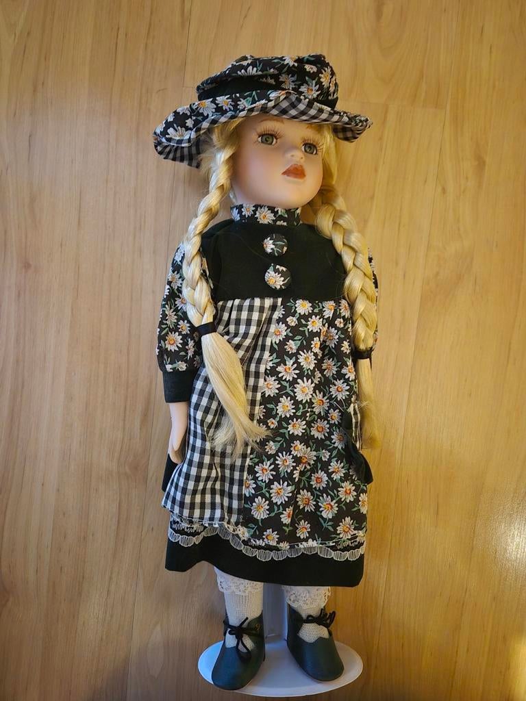 2 porseleinen poppen - in zeer nette staat, Verzamelen, Poppen, Ophalen, Zo goed als nieuw, Pop