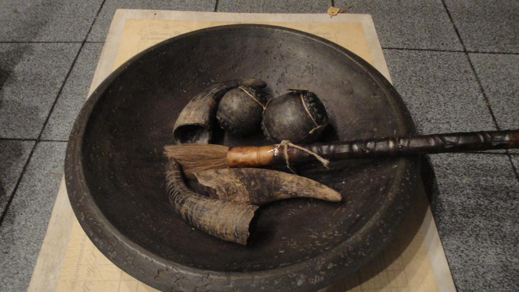 hout met metaal decoratie bollen en antieke kwast, Ophalen of Verzenden