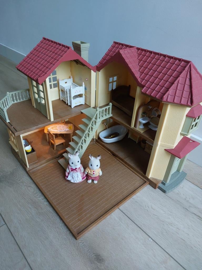 Sylvanian families groot huis met meubels en konijnen, Ophalen of Verzenden, Gebruikt, Poppenhuis