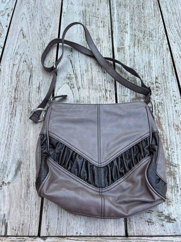 Dames schoudertas handtas merk Esprit nieuw bruin, Sieraden, Tassen en Uiterlijk, Tassen | Damestassen, Nieuw, Schoudertasje, Bruin