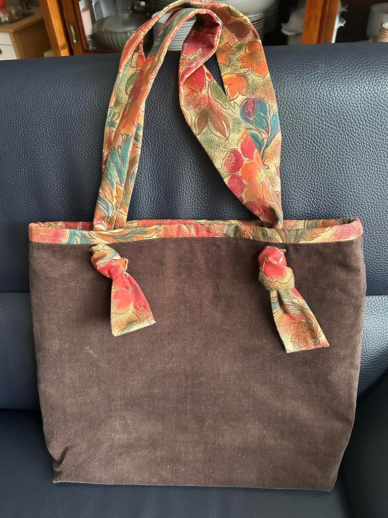 Mooie bruine velvet tas met gebloemde binnenkant, Ophalen of Verzenden, Nieuw, Bruin, Handtas