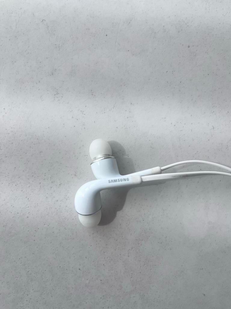 Samsung oortjes - Wit, bedraad met microfoon, In gehoorgang (in-ear), Ophalen of Verzenden, Zo goed als nieuw, Wit