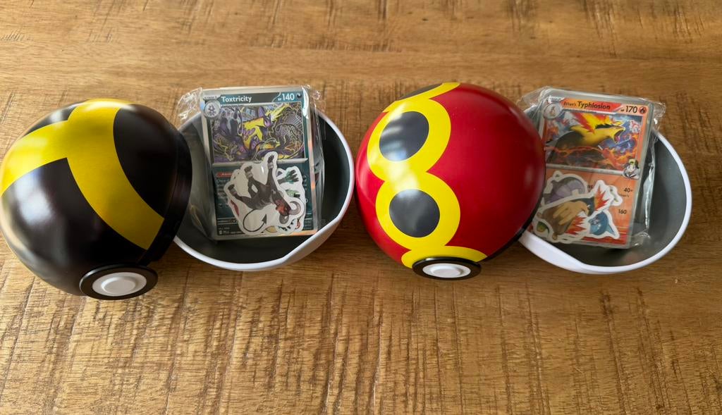 Pokeball tin met pakketje kaarten en stickers op=op, Ophalen of Verzenden, Zo goed als nieuw, Meerdere kaarten