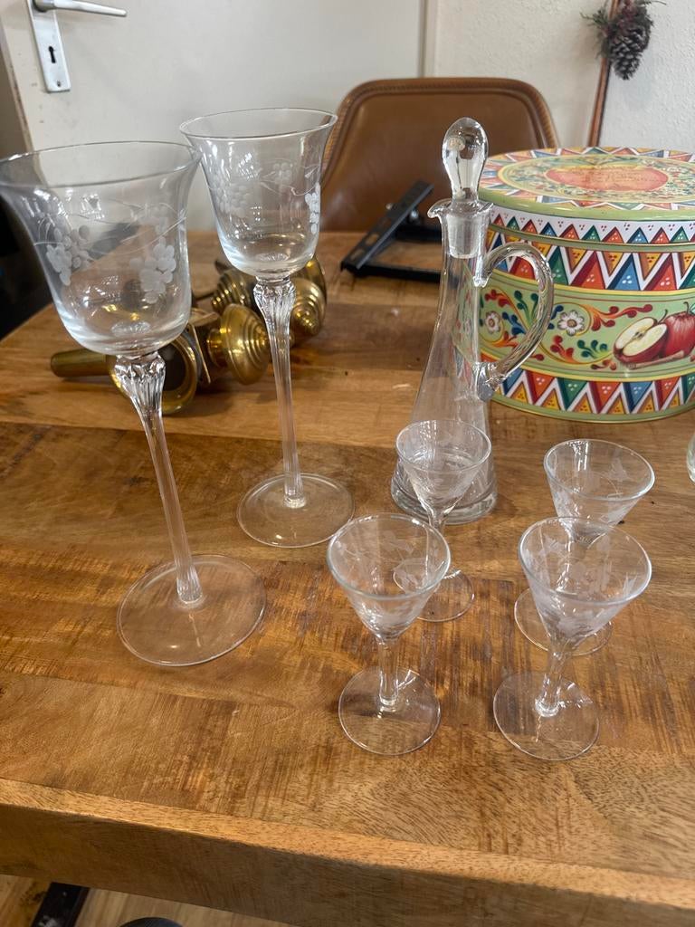Vintage Glazen Set: Karaf, Wijnglazen en Borrelglaasjes, Antiek en Kunst, Antiek | Glas en Kristal, Ophalen