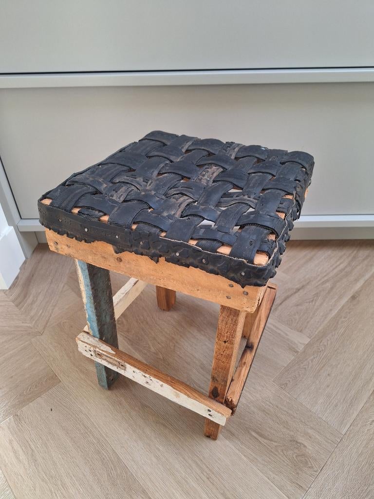 Krukje van sloophout en autobanden met gehaakt hoesje, Huis en Inrichting, Krukjes, Ophalen, Hout