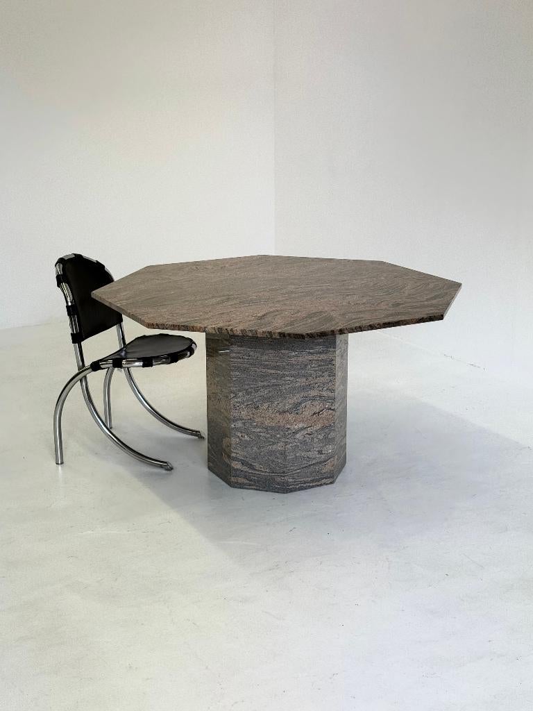 Vintage achthoekige eettafel in graniet / natuursteen, Antiek en Kunst, Antiek | Meubels | Tafels, Ophalen