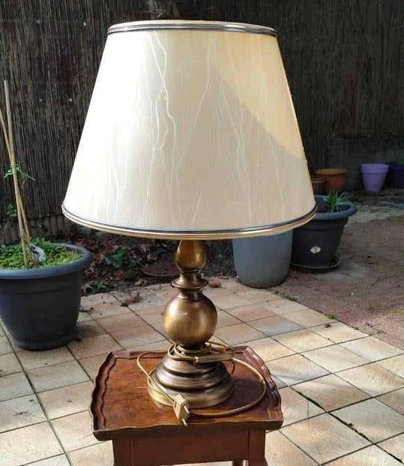 Mooie Tafellamp met Goudkleurige Voet en Crèmekleurige Kap, Ophalen