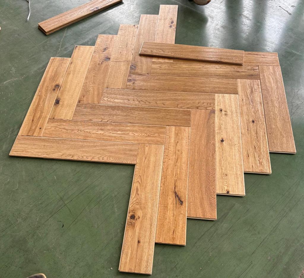 80m2 Eiken visgraat parket vloer 710x140x12 mm, Ophalen of Verzenden, Zo goed als nieuw, 75 m² of meer, Parket