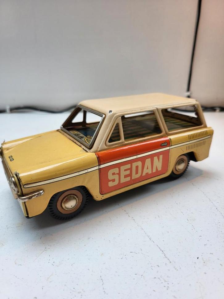 Oude blikken Trabant sedan auto - Made in China, Antiek en Kunst, Antiek | Speelgoed, Ophalen of Verzenden