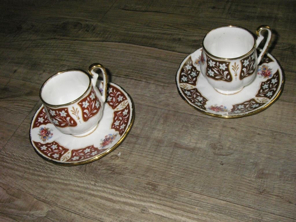 2  mooie kleine  espresso  kopjes roal britain, Huis en Inrichting, Keuken | Servies, Ophalen of Verzenden, Zo goed als nieuw