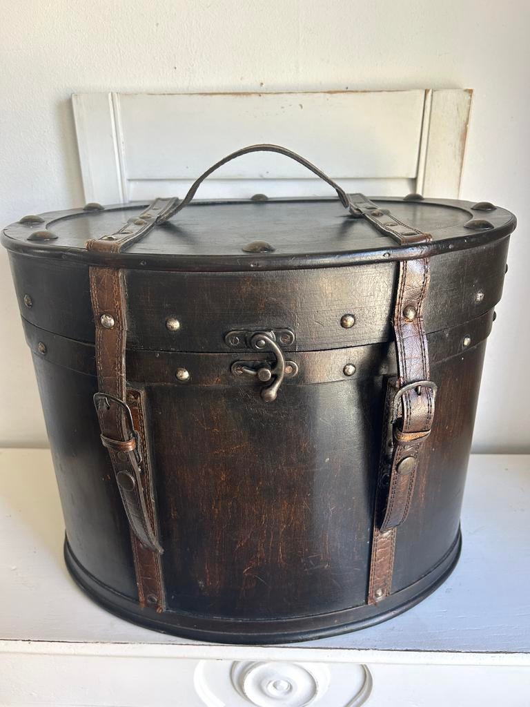 Vintage ovale hoedendoos met riemen leer met hout va 10 euro, Antiek en Kunst, Ophalen
