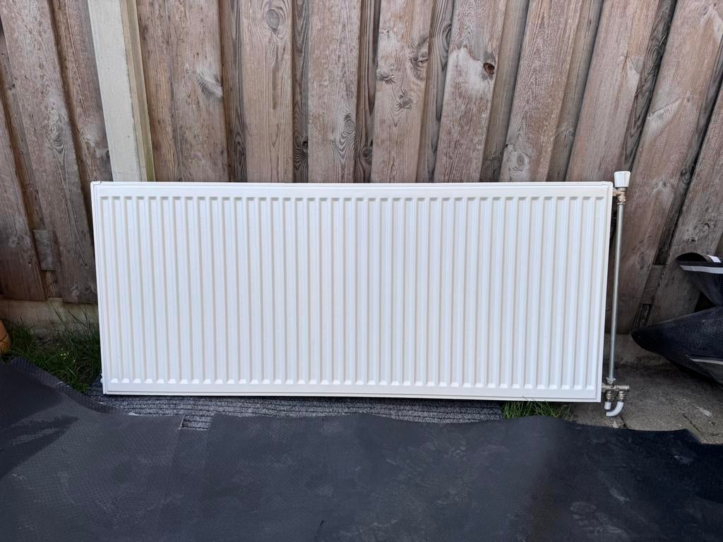 Radiator 140x10x60, inclusief muurbeugels en rooster, Doe-het-zelf en Verbouw, Verwarming en Radiatoren, Ophalen, 30 tot 80 cm