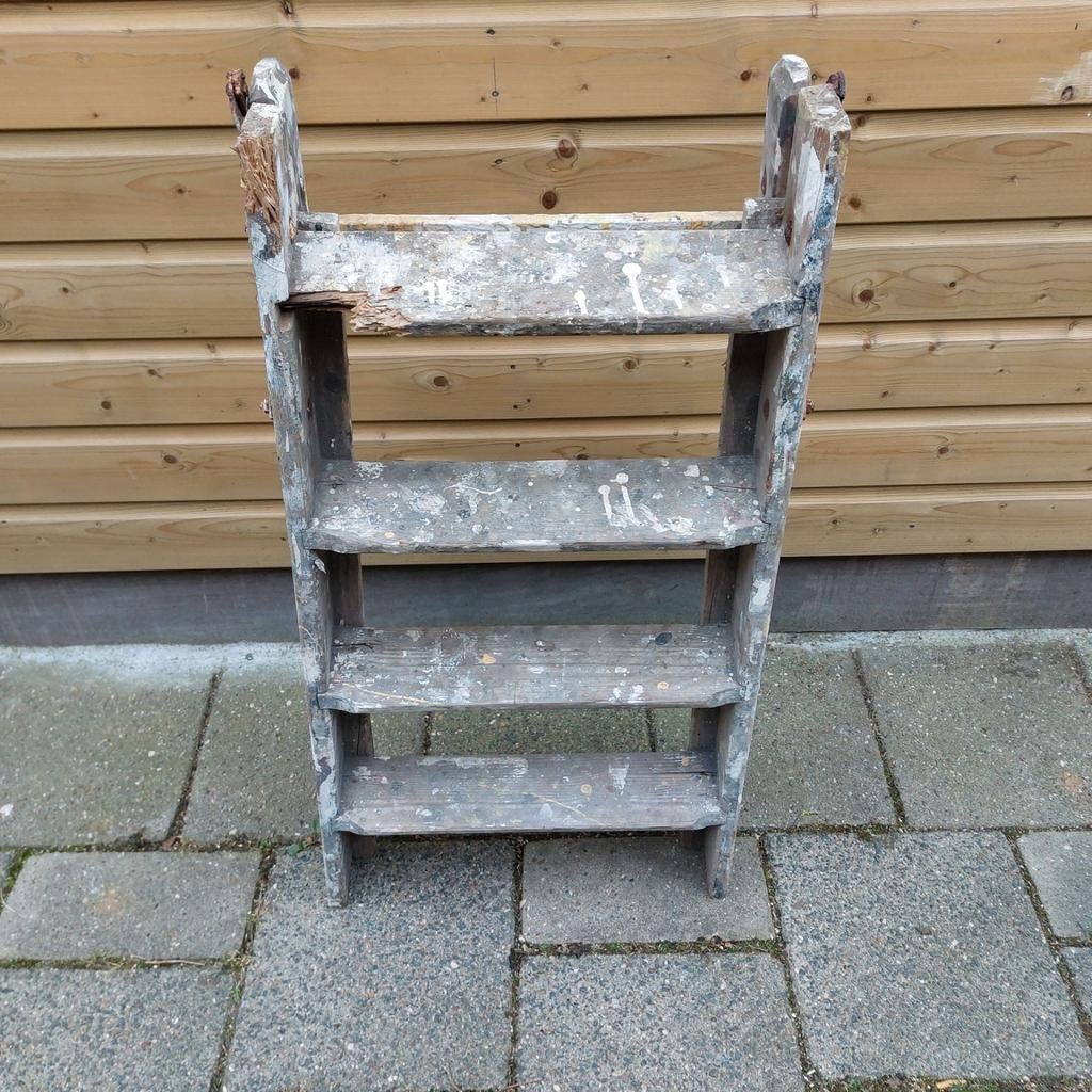 Oude schilderstrap, 89 cm hoog €15,00, Ophalen