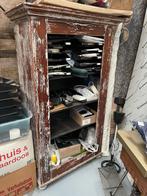 Antieke houten kast met verweerde look, Ophalen of Verzenden