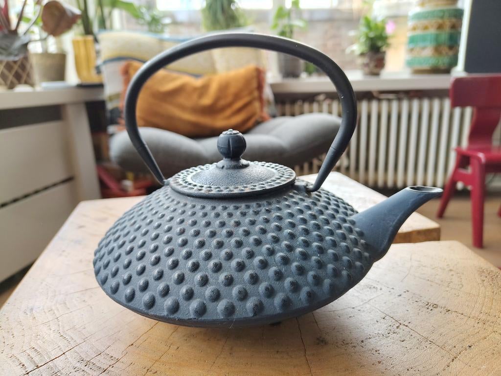 Bredemeijer gietijzeren theepot met onderzetter en 2 kopjes, Gebruikt, Bredemeijer, Zwart, Metaal