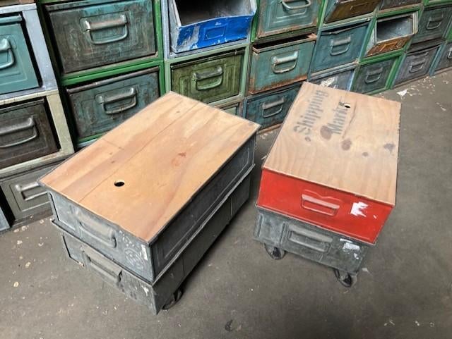 Industriele Tafeltjes Kastje Stapelbakken Vele soorten SALE, Minder dan 50 cm, Gebruikt, 50 tot 100 cm, Ophalen of Verzenden