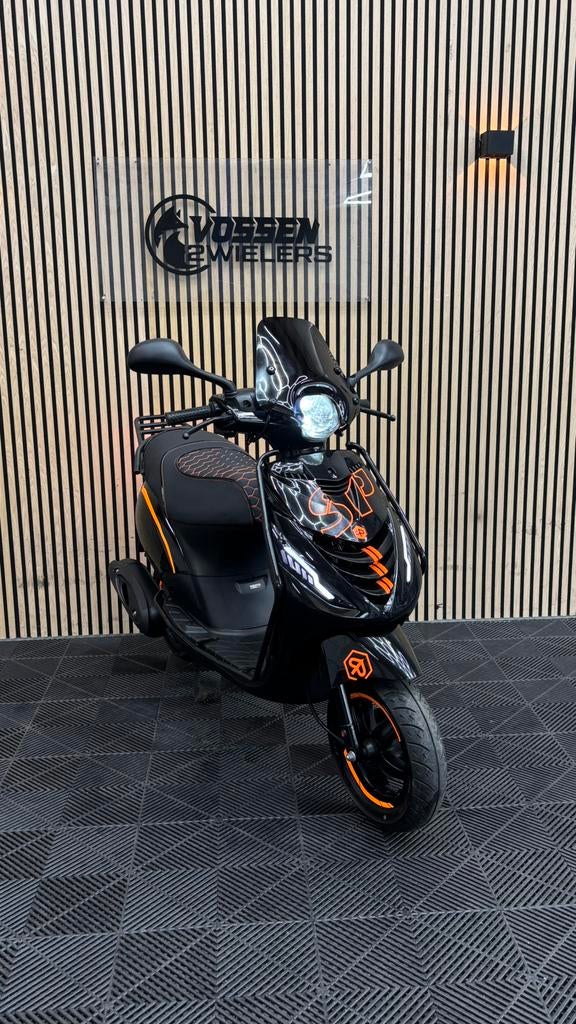 Piaggio Zip | Black & Orange | 2014 | 3.600 km | Full option, Maximaal 45 km/u, Zip, Zo goed als nieuw, Benzine