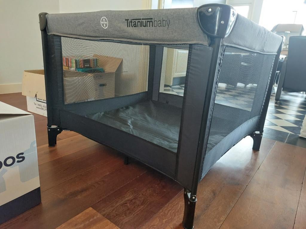 Titaniumbaby campingbedje / box, Kinderen en Baby's, Boxen, Gebruikt, Rechthoekig, Ophalen of Verzenden