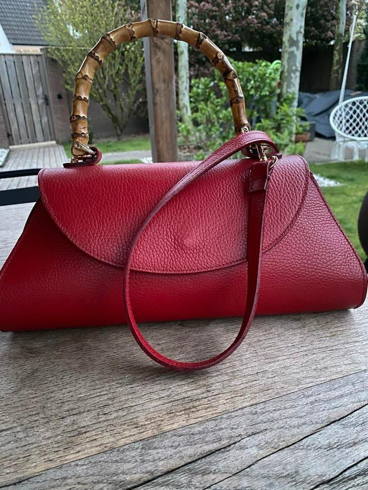 Rode leren handtas met bamboe handvat, Sieraden, Tassen en Uiterlijk, Tassen | Damestassen, Zo goed als nieuw, Handtas, Rood, Ophalen of Verzenden