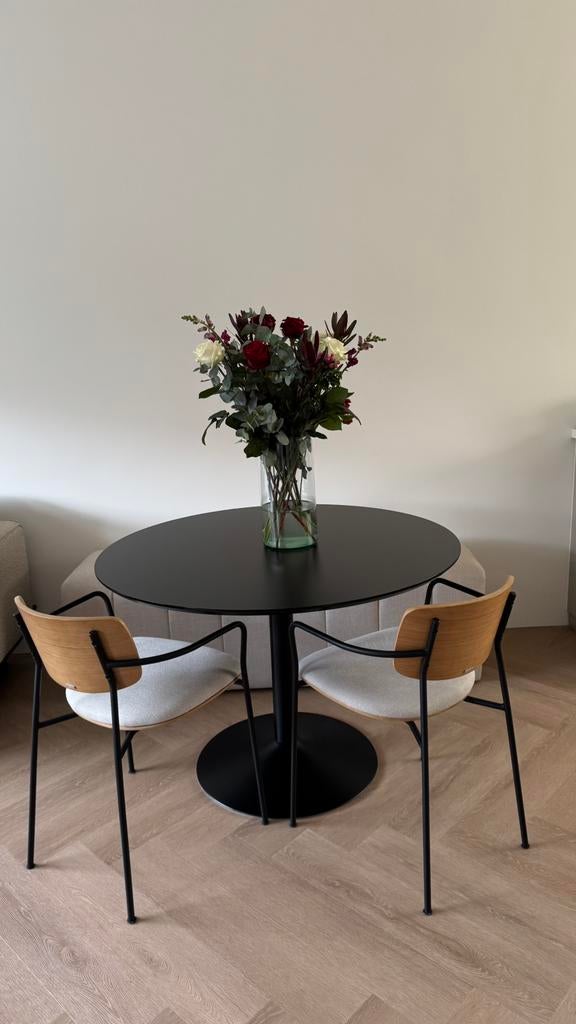 ZGAN - indoor/outdoor eettafel rond zwart  van Westwing, Huis en Inrichting, Tafels | Eettafels, Ophalen, Zo goed als nieuw, Rond