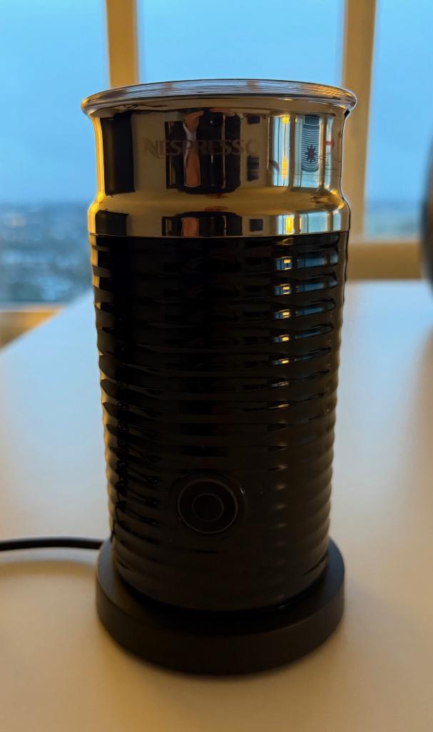 Nespresso Aeroccino melkopschuimer, Ophalen of Verzenden, Zo goed als nieuw, Elektrische melkopschuimer