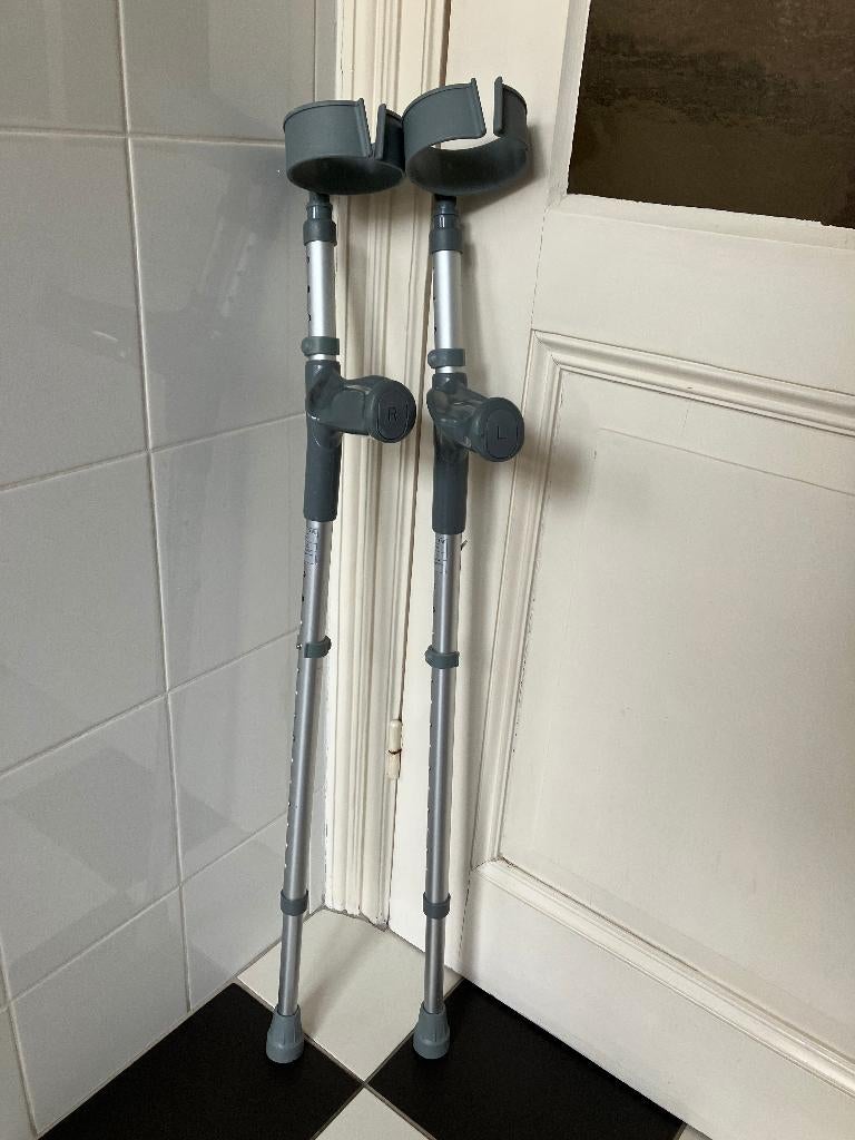 Goed stel loopkrukken - krukken - Lees en zie de foto’s, Diversen, Loopkrukken, Ophalen of Verzenden, In hoogte verstelbaar, Zo goed als nieuw