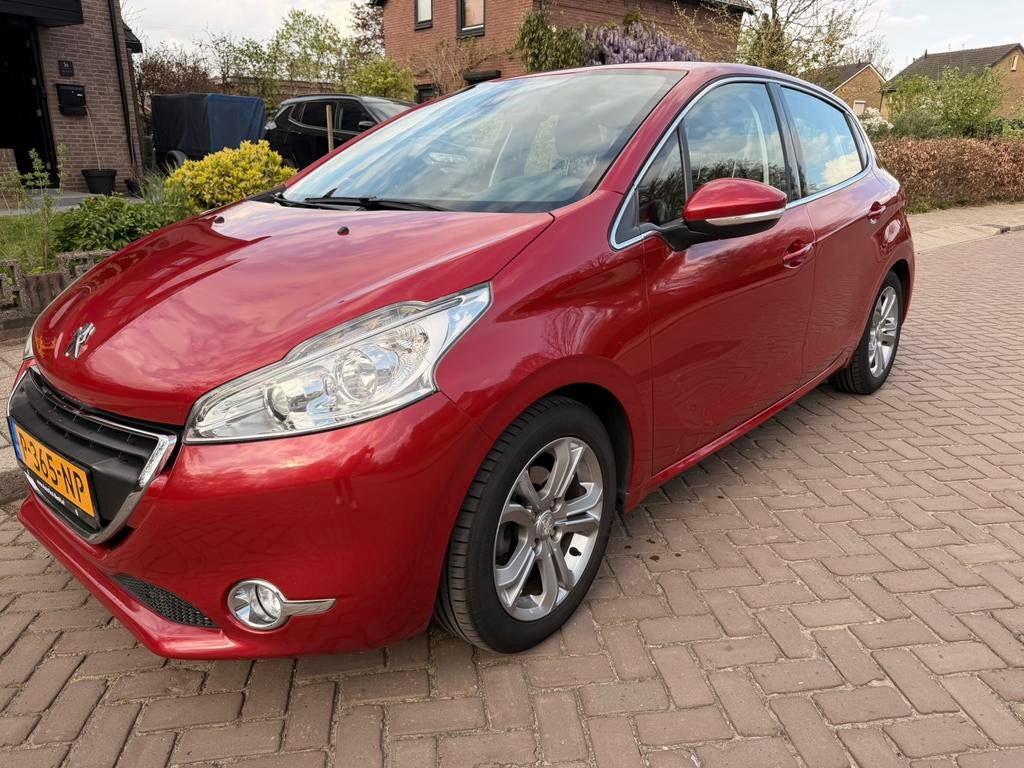 Peugeot 208 1.2 VTI 60KW/82PK 5-D 2014 Rood, Auto's, Peugeot, Voorwielaandrijving, 31 €/maand, 1199 cc, Handgeschakeld