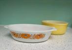 Vintage Pyrex Sunflower en gele Arcopal schaal, Ophalen of Verzenden, Overige stijlen, Glas, Schaal of Schalen