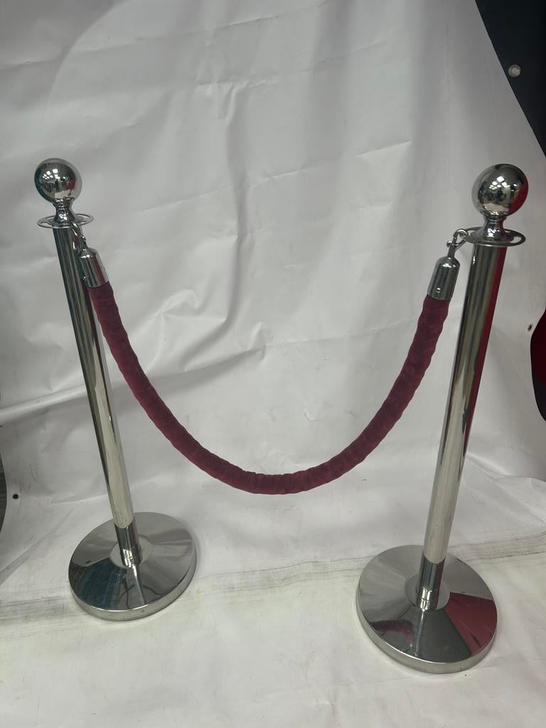Entree afzetpalen met koorden (rood of zwart), Ophalen, Overige materialen, Zo goed als nieuw, Minder dan 25 cm