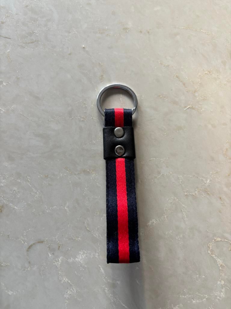 Nieuwe Gucci sleutelhanger, donkerblauw rood, Verzamelen, Sleutelhangers, Ophalen of Verzenden, Nieuw, Merk