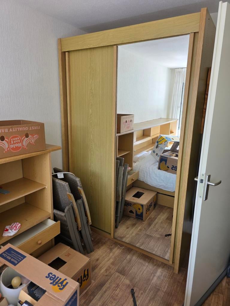 Gratis Haaksbergen bed kledingkast bedden kasten servies gla, Huis en Inrichting, Kasten | Kledingkasten, Ophalen, Gebruikt, 50 tot 75 cm