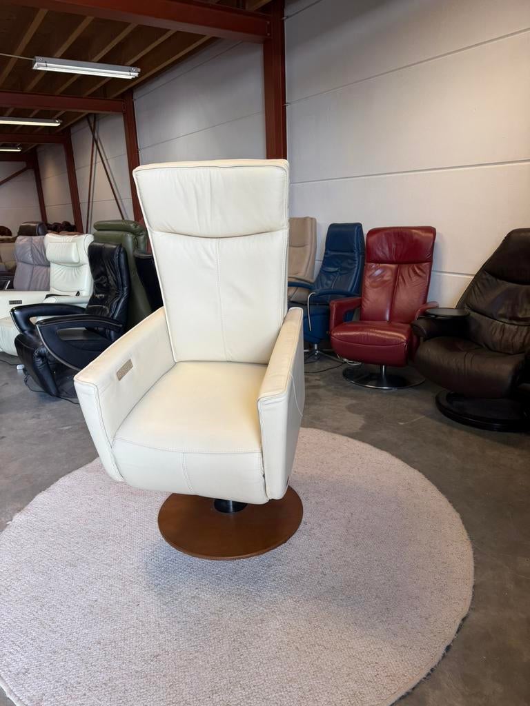 Wit leren relax fauteuil sta op stoel Prominent Z.G.A.N., 2871SK, Mariansoliak8@gmail.com, Ophalen of Verzenden, Zo goed als nieuw