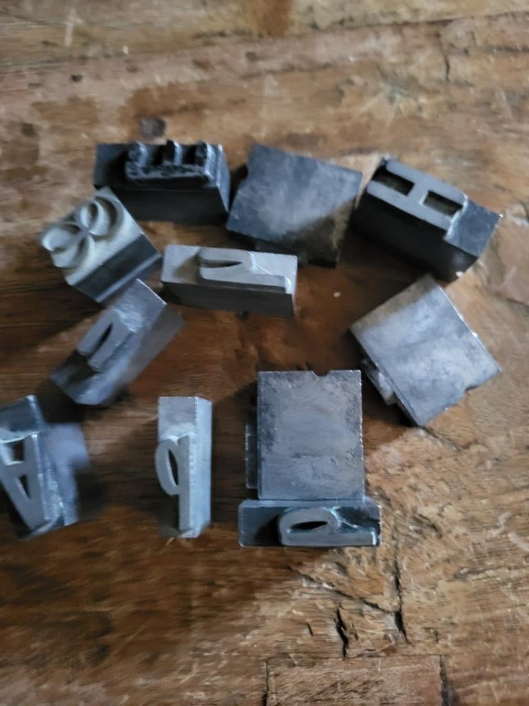 11 stuks oude drukletters / drukstempels, Ophalen of Verzenden