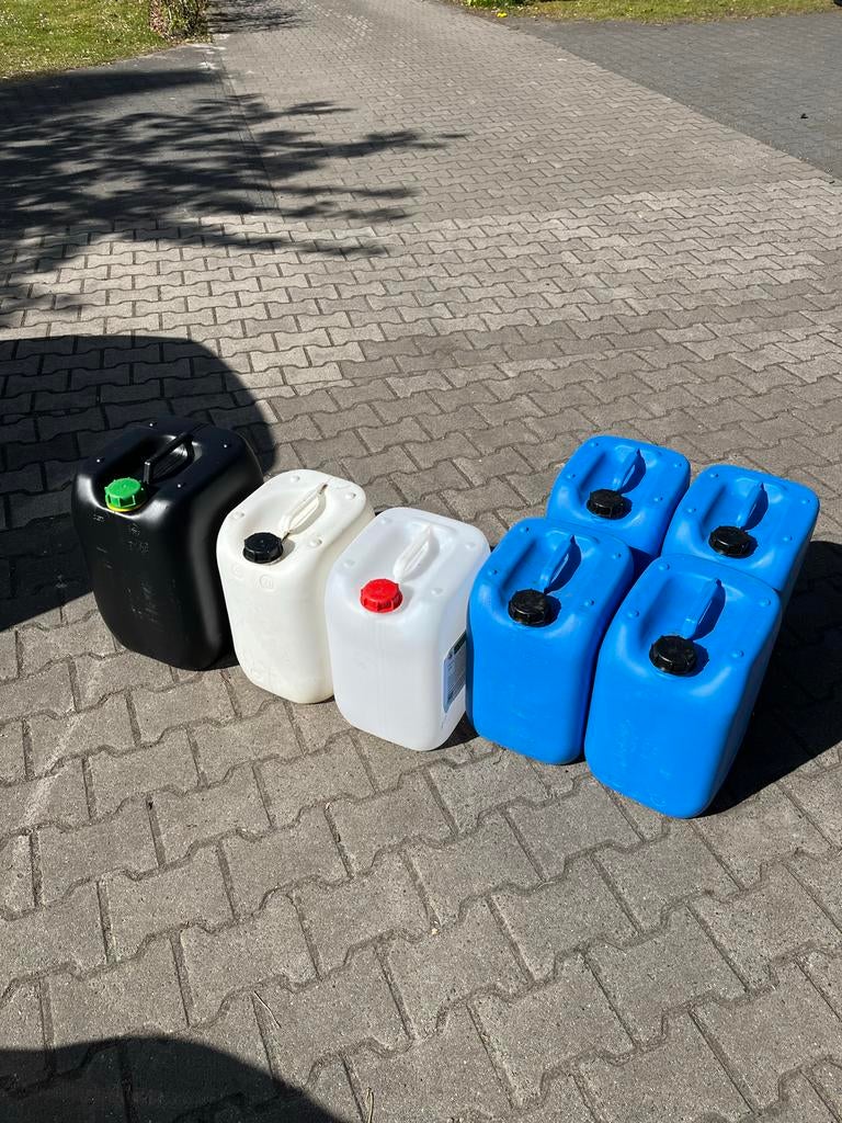 Diverse jerrycans - 7stuks (zwart, wit, blauw), Ophalen, Gebruikt, Minder dan 50 cm, Minder dan 40 cm