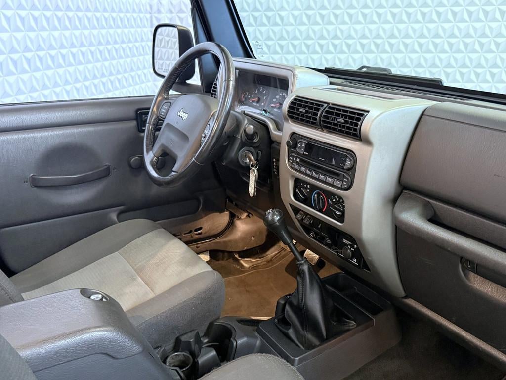 Jeep Wrangler 4.0i Softtop 4X4 Airco / 93.000km (2005), Auto's, Gebruikt, 1920 kg, Zwart, Metallic lak