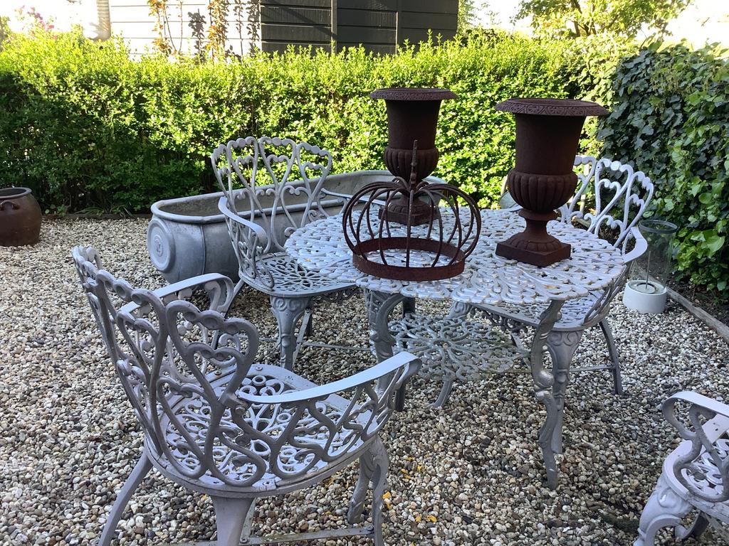 Gietijzeren set franse vazen en franse kroon 60 €, Tuin en Terras, Tuinvazen, Ophalen, Zo goed als nieuw