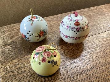 3 Pommander Bollen. Keramiek uit Engeland en Japan. beschikbaar voor biedingen