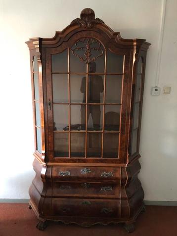 Engelse buikkast beschikbaar voor biedingen