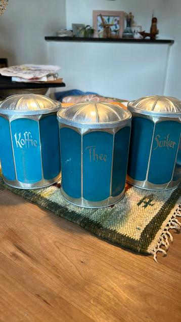 Antieke koffie thee suiker blikken blauw beschikbaar voor biedingen